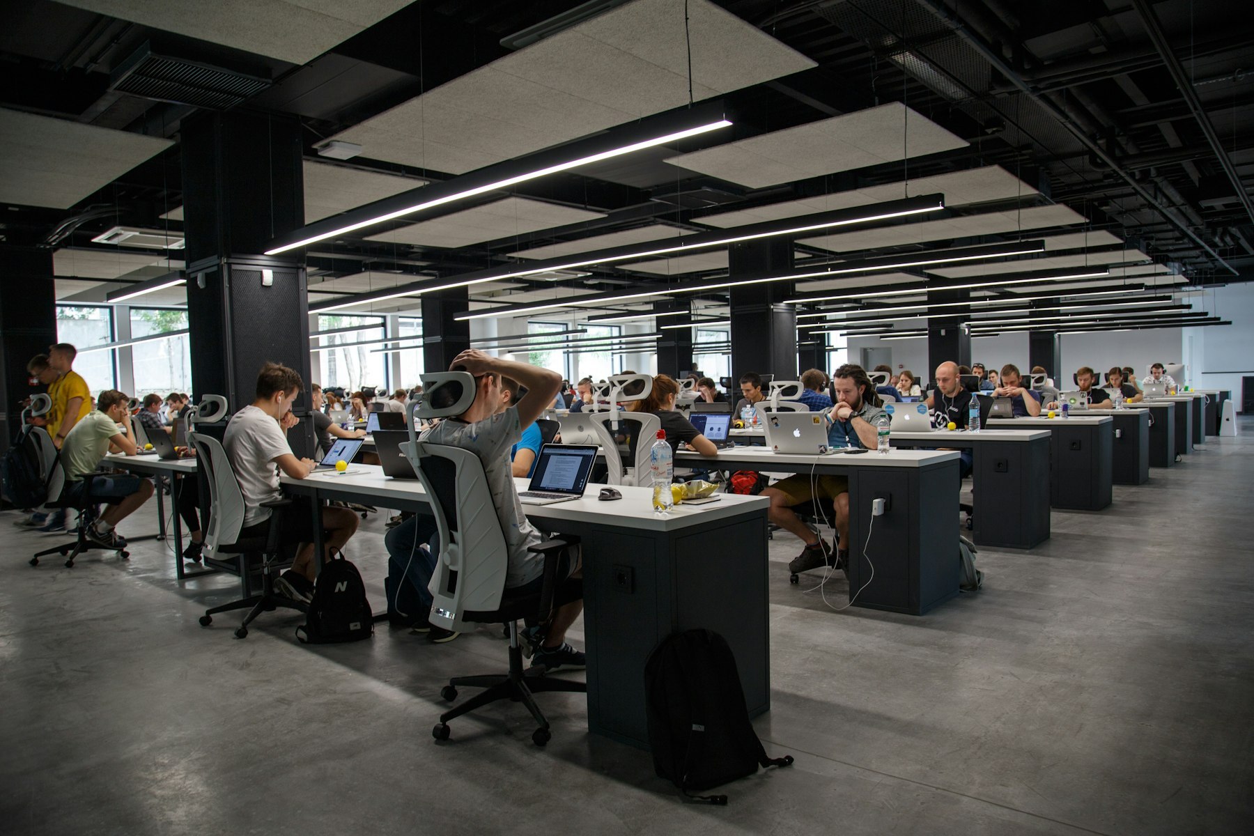 Poste de travail d’un développeur avec plusieurs écrans