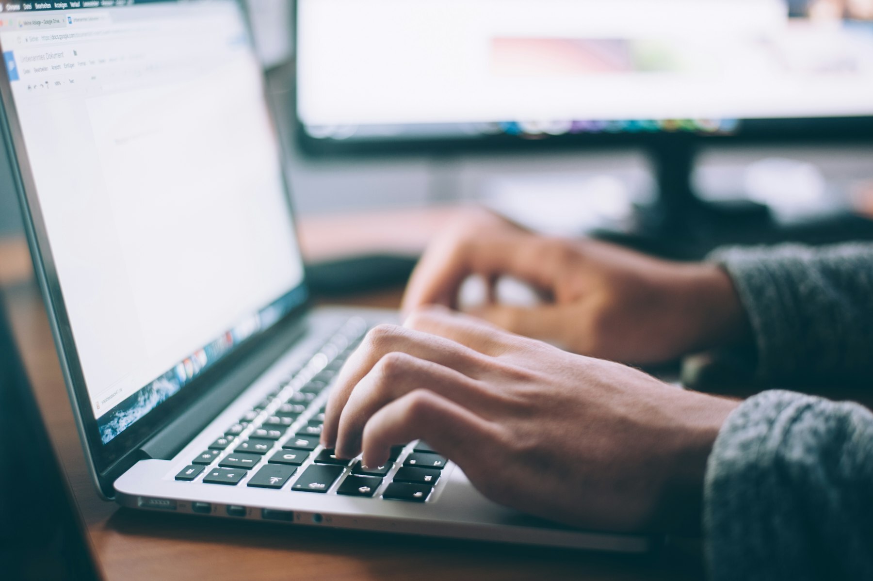 Rédaction de contenus sur un ordinateur portable