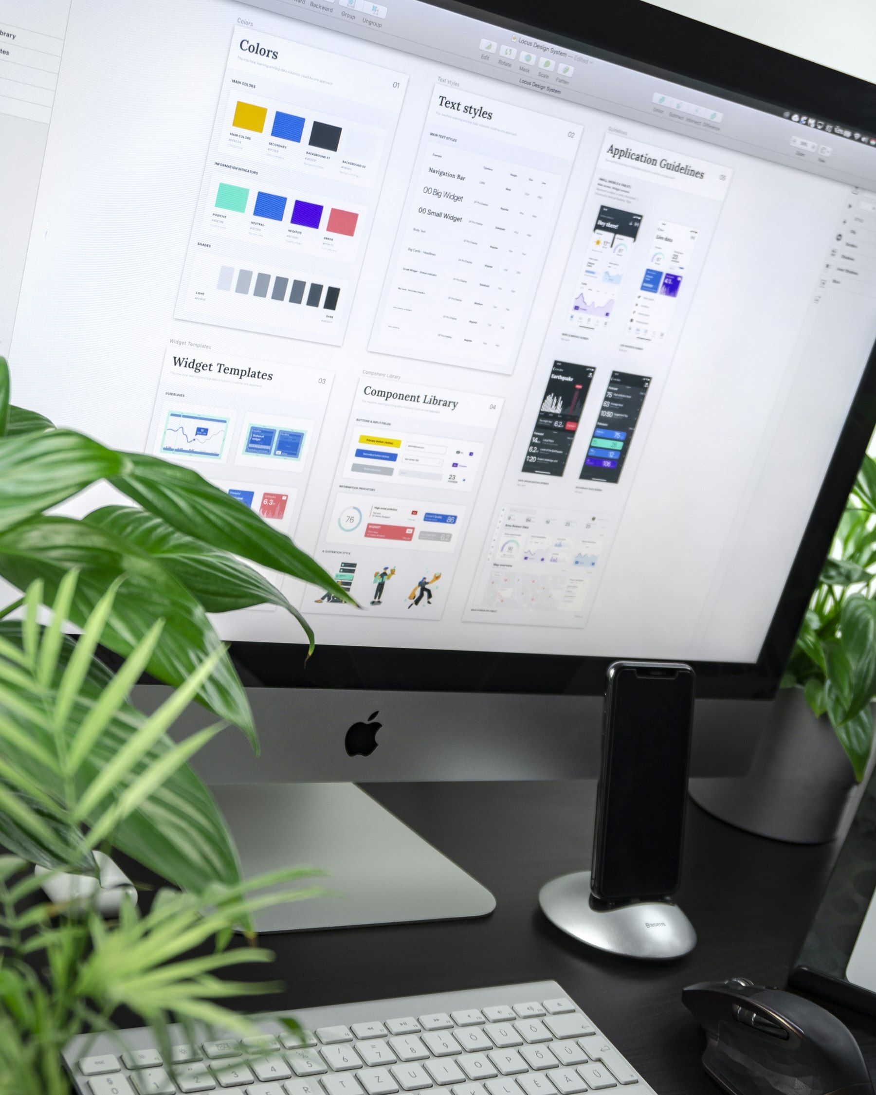 Maquettes et croquis d’interfaces de site internet sur un bureau